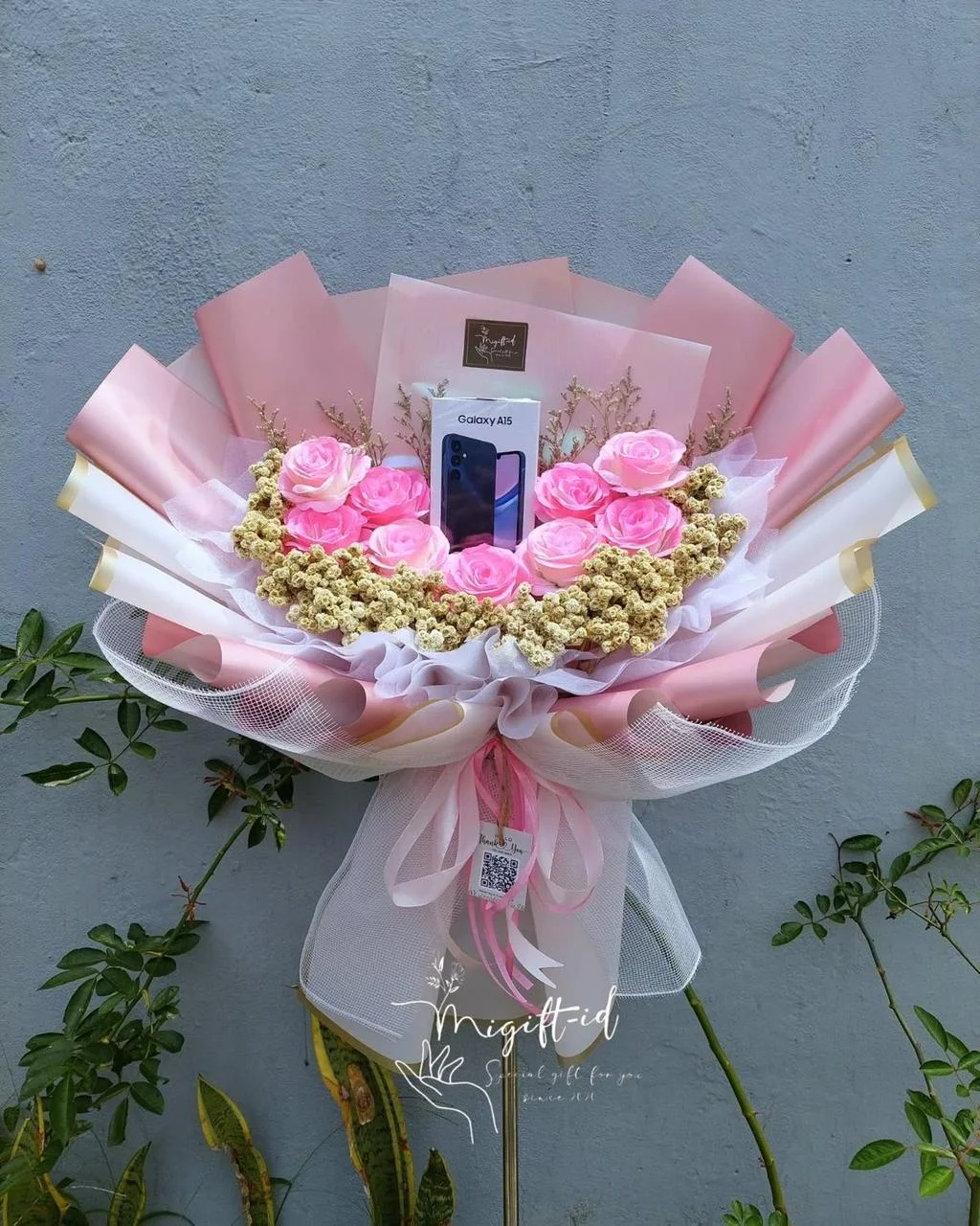 The Royal Pink Rose Gadget Bouquet