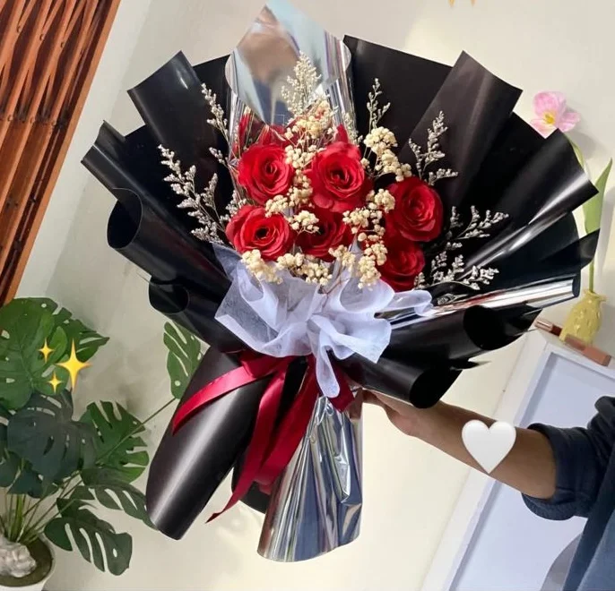 Bouquet Midnight Chrome Red Rose
